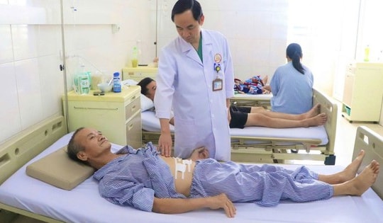 Người đàn ông 60 tuổi bị thủng dạ dày thừa nhận 1 sai lầm nhiều người Việt mắc phải