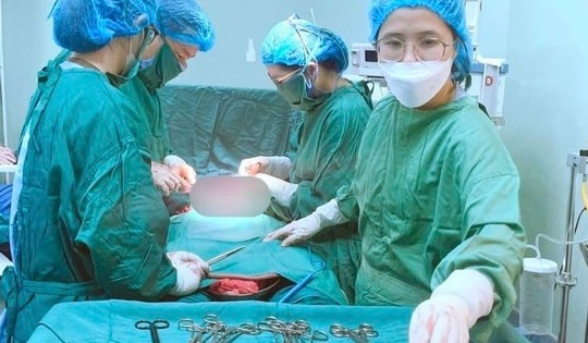 Mang thai cùng 9 khối u xơ, sản phụ vượt cạn thành công với ca mổ kép