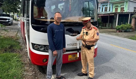 Xử lý tài xế xe khách đi ngược chiều 90km/h giữa trời mưa