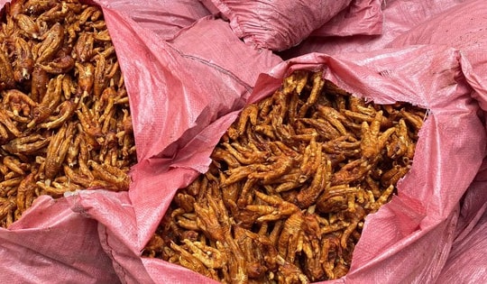 Dừng xe kiểm tra, phát hiện 1,5 tấn chân gà không rõ nguồn gốc đang trên đường đi tiêu thụ