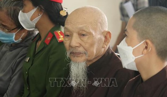 Tuyên phạt bị cáo Lê Tùng Vân mức án 3 năm tù về tội loạn luân