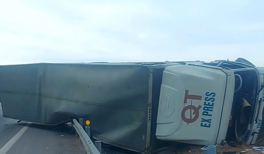 Xe thư báo lật trên cao tốc Cam Lộ - La Sơn