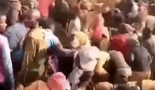 Người nông dân phát hiện ngọn núi 60-90% đất có vàng, xúc ra liền thấy