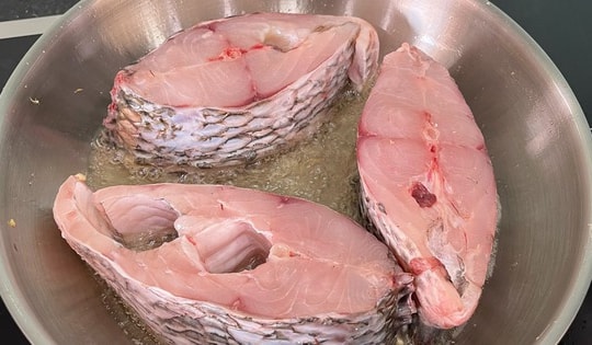 Rắc 1 thìa 'bột trắng' khi rán cá - cá giòn rụm lại không nát tươm: Chiêu này 'đỉnh của chóp'!