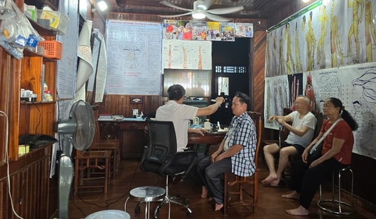 Chủ cơ sở chữa bệnh bằng nước khóa cổng ‘nhốt’ đoàn kiểm tra