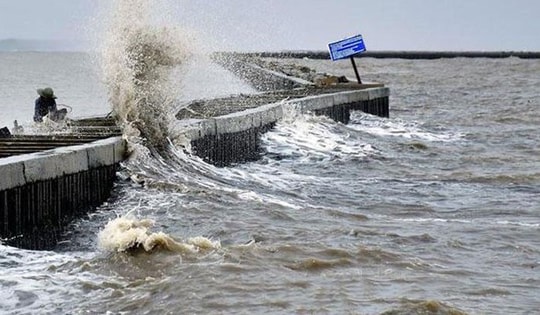 Chuyên gia nói gì về rãnh áp thấp đang hoạt động mạnh trên biển gây mưa lớn?