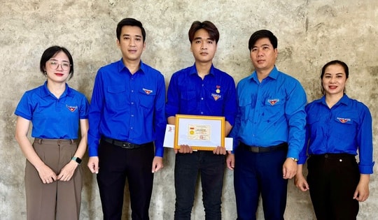 Trao huy hiệu 'Tuổi trẻ dũng cảm' cho thanh niên lao ra biển cứu người rồi lặng lẽ rời đi