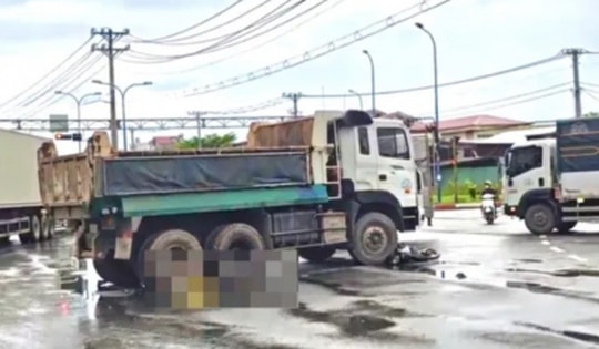 TP.HCM: Va chạm với xe ben khi chờ đèn đỏ, một phụ nữ tử vong