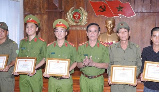 Hỗ trợ bắt cướp, hai người dân Cà Mau được khen thưởng