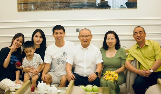 Cầu thủ nổi tiếng từng gây sốt khi xây nhà 10 tỷ được HLV Park Hang-seo đến thăm, mới tậu thêm biệt thự hạng sang cho vợ