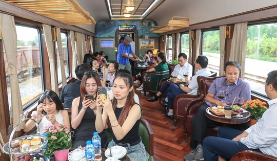 Nhiều ưu đãi hấp dẫn khi đi tàu Hoa Phượng Đỏ tuyến Hà Nội - Hải Phòng dịp hè