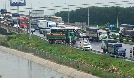 Cao tốc Cao Bồ - Mai Sơn liên tiếp tai nạn, từ va chạm liên hoàn đến lật xe