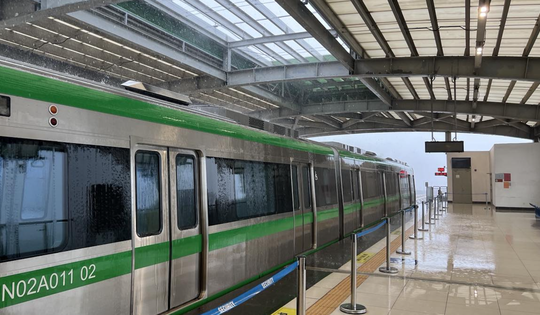 Nhà ga tàu Cát Linh - Hà Đông thủng mái, nước chảy lênh láng ra sàn khi mưa lớn