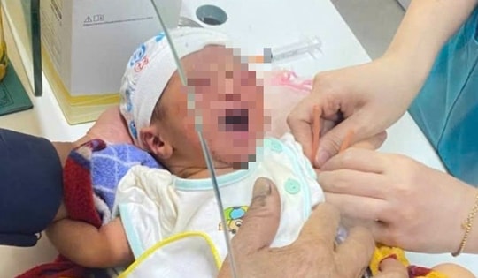 Bé sơ sinh bọc trong bao tải bị bỏ rơi ở cánh đồng