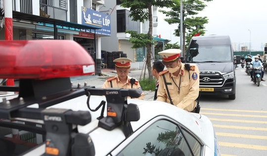 Dừng xe nhận hàng ký gửi: Từ mấy chục nghìn tiền COD tài xế phải nộp phạt gấp 23 lần