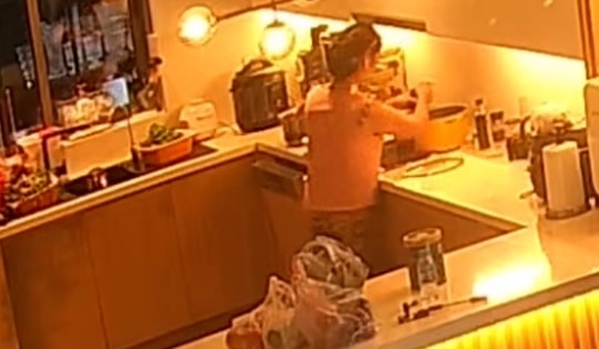 Kinh hoàng: Giúp việc vắt nước giẻ lau bếp vào nồi nước uống khiến chủ nhà sốc nặng