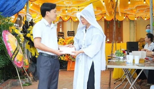 Ngành Y tế Quảng Ninh hỗ trợ 100 triệu cho gia đình người hiến đa tạng mang lại sự sống cho 7 người