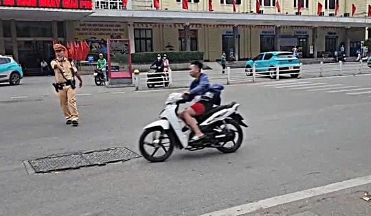 Khởi tố thanh niên lạng lách theo đoàn khách quốc tế, đâm xe vào Công an