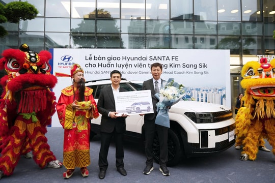 Hyundai Thành Công bàn giao xe Santa Fe cho HLV Kim Sang-sik