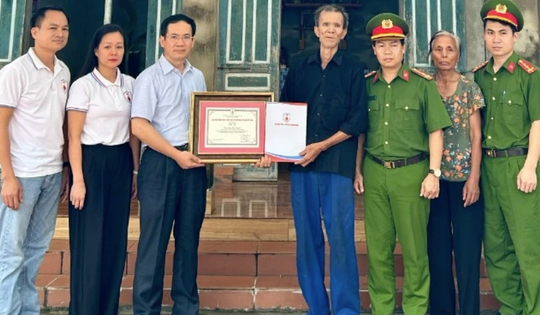 Tri ân gia đình thanh niên dũng cảm hy sinh khi cứu 4 học sinh đuối nước