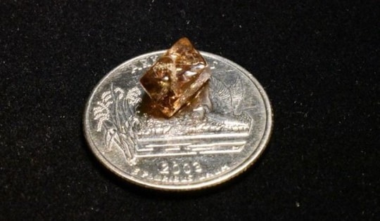 Lang thang công viên vô tình “vớ” được viên kim cương "siêu to khổng lồ"