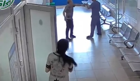 Gã đàn ông 'cuồng ghen' đâm 'tình địch' còn theo vào bệnh viện tiếp tục hành hung