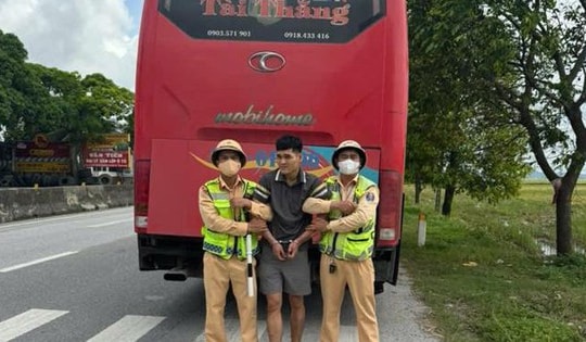 CSGT bắt đối tượng dùng dao khống chế nhân viên bán hàng để cướp