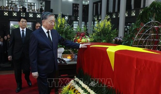 Đoàn Ban chấp hành Trung ương Đảng viếng nguyên Chủ tịch nước Trần Đức Lương