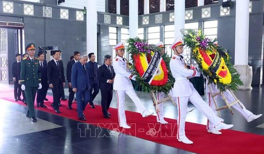 Đoàn các địa phương vào viếng nguyên Chủ tịch nước Trần Đức Lương