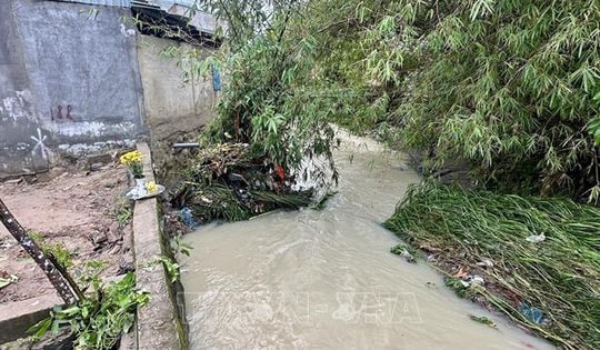 Nỗ lực tìm kiếm bé gái bị nước cuốn trôi sau mưa lớn