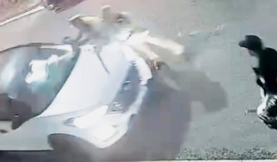 Không chấp hành hiệu lệnh dừng xe để kiểm tra nồng độ cồn, tài xế ô tô lao thẳng xe vào CSGT