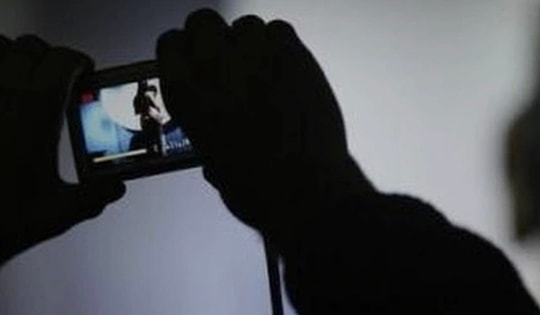 Đe dọa tung ảnh 'nóng' của người khác lên mạng bị xử lý thế nào?