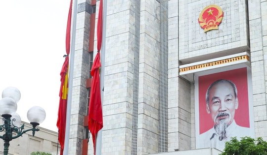 Cơ quan, công sở Hà Nội treo cờ rủ trong ngày Quốc tang nguyên Chủ tịch nước Trần Đức Lương