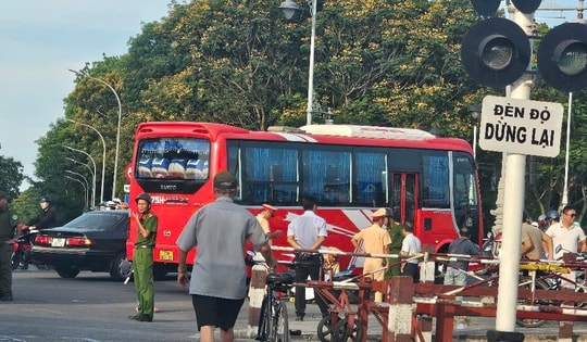 Va chạm với ô tô khách, 4 người trong gia đình thương vong