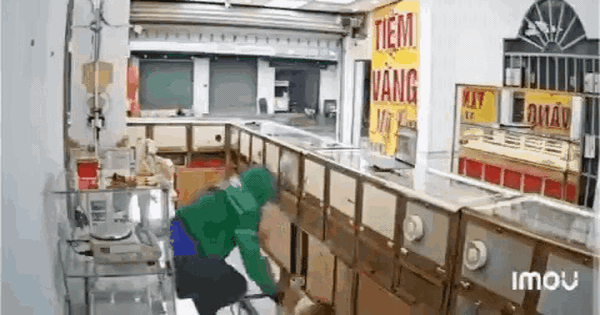 Video 3 người dân khống chế kẻ cướp tiệm vàng