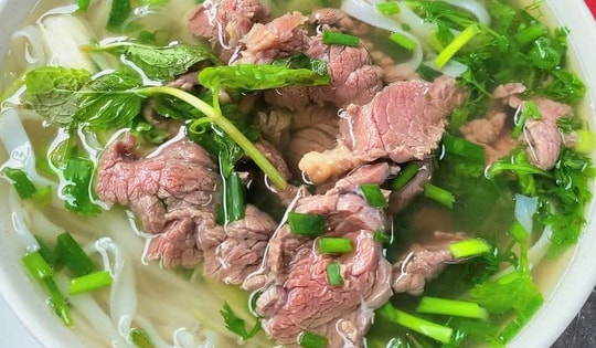 Quán phở đồng loạt tăng giá, khách chuyển sang bánh mỳ, bún riêu