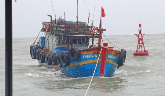 Tàu cá gặp nạn khi di chuyển tránh thời tiết xấu