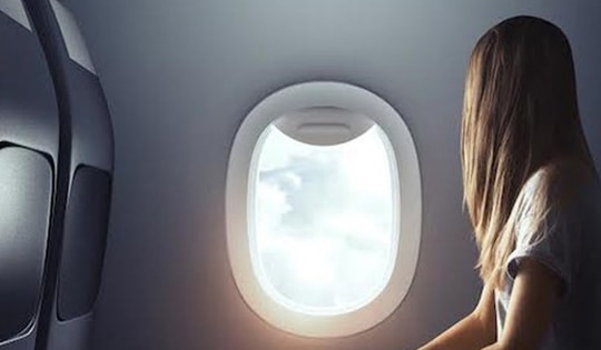 Tại sao phải mở tấm che cửa sổ khi máy bay cất cánh hoặc hạ cánh?