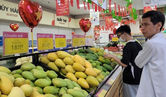 Thực phẩm siêu thị đại hạ giá ngày cuối tuần, rau củ chỉ từ 6.500 đồng/kg