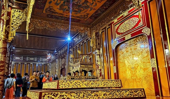 Video khống chế đối tượng đập phá ngai vua trong Đại nội Huế