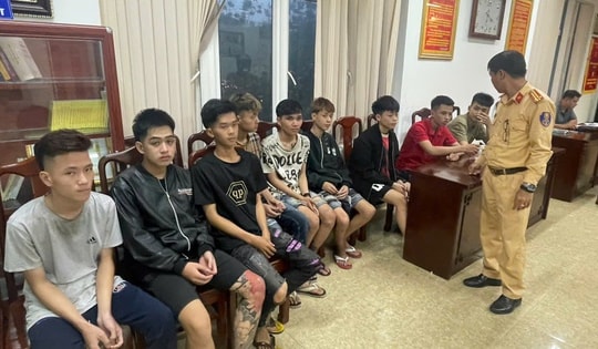 Nhóm thanh thiếu niên mang theo dao, súng ná cao su 'diễu phố'