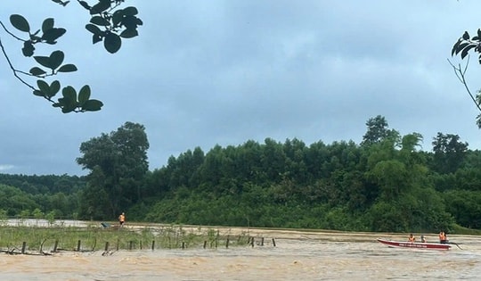 Cứu người đàn ông bị nước lũ cô lập