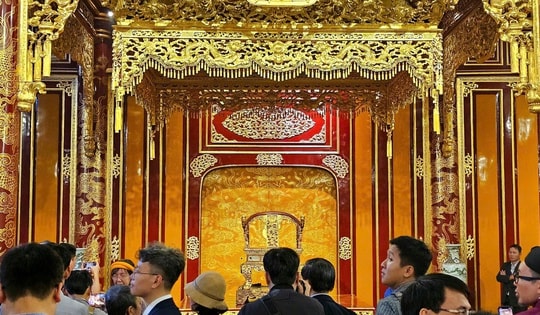 Cận cảnh ngai vua triều Nguyễn trong điện Thái Hòa trước khi bị kẻ 'loạn thần' phá hỏng