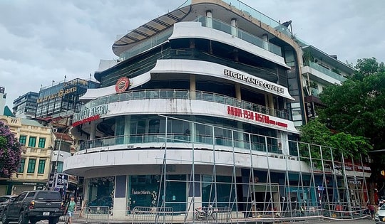 Bắt đầu quây rào để phá dỡ tòa nhà Hàm cá mập