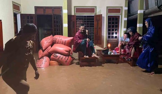 Người dân Hà Tĩnh 'trắng đêm' chạy lũ đầu hè