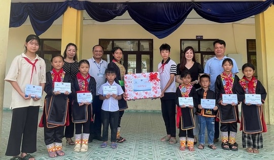 Trao học bổng, thăm hỏi, tặng quà cho hàng nghìn trẻ em có hoàn cảnh khó khăn