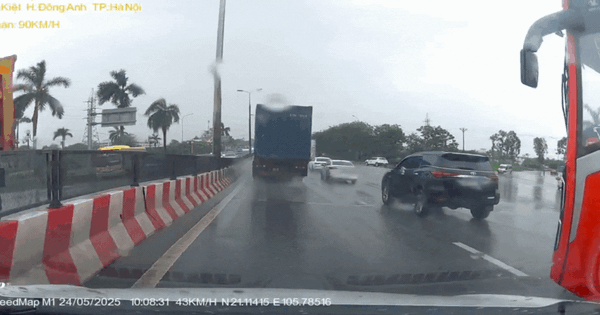 Video xe khách tạt đầu ô tô giữa trời mưa, hành khách bị 1 phen 'thót tim'