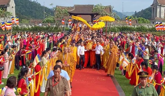 Hình ảnh xá lợi Đức Phật được cung rước về Cung Trúc Lâm Yên Tử