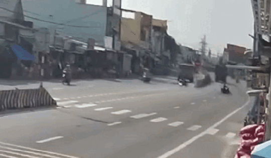 Khoảnh khắc xe tải mất lái, lao vào nhà dân khiến 5 người thương vong ở Quảng Ngãi