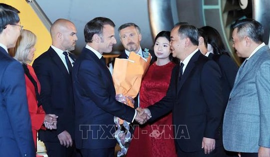 Tổng thống Pháp Emmanuel Macron và Phu nhân đến Hà Nội, bắt đầu thăm cấp Nhà nước tới Việt Nam